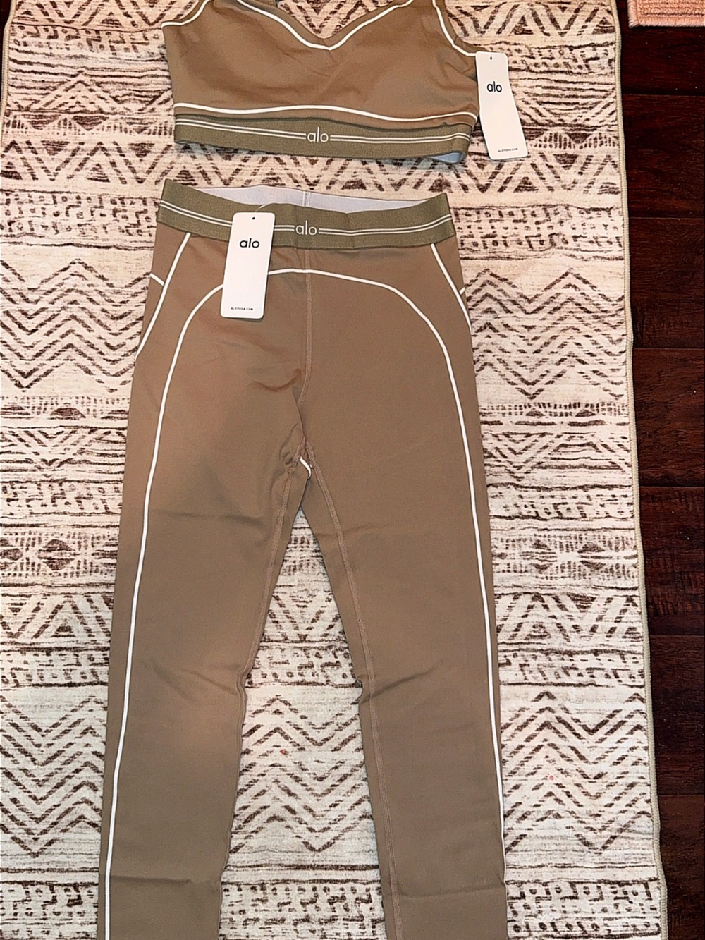 ALO Yoga Tan High-Waist Leggings And Sports Bra Set - Picture 9 of 16